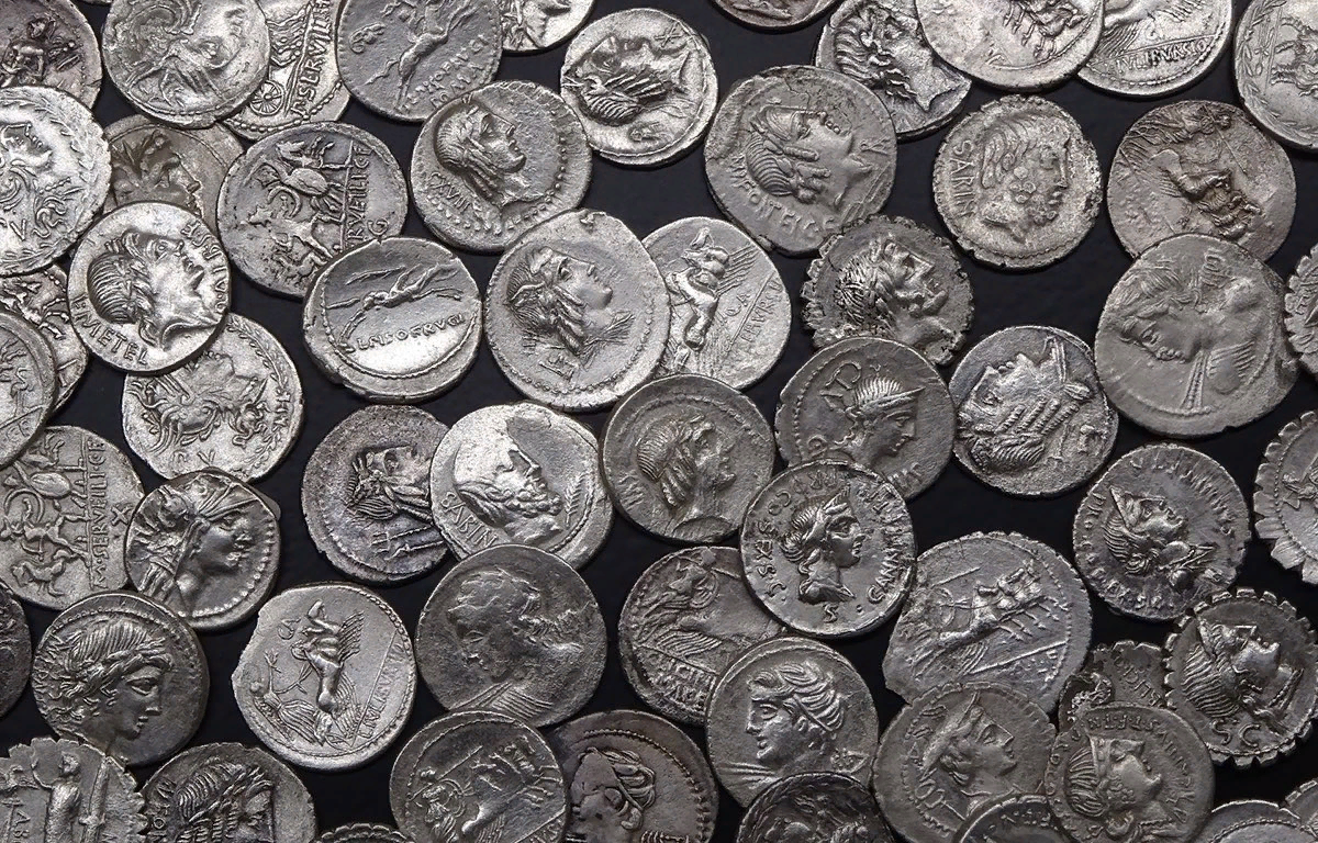 Монеты на фото являются лишь иллюстрацией к статье и к найденному кладу отношения не имеют