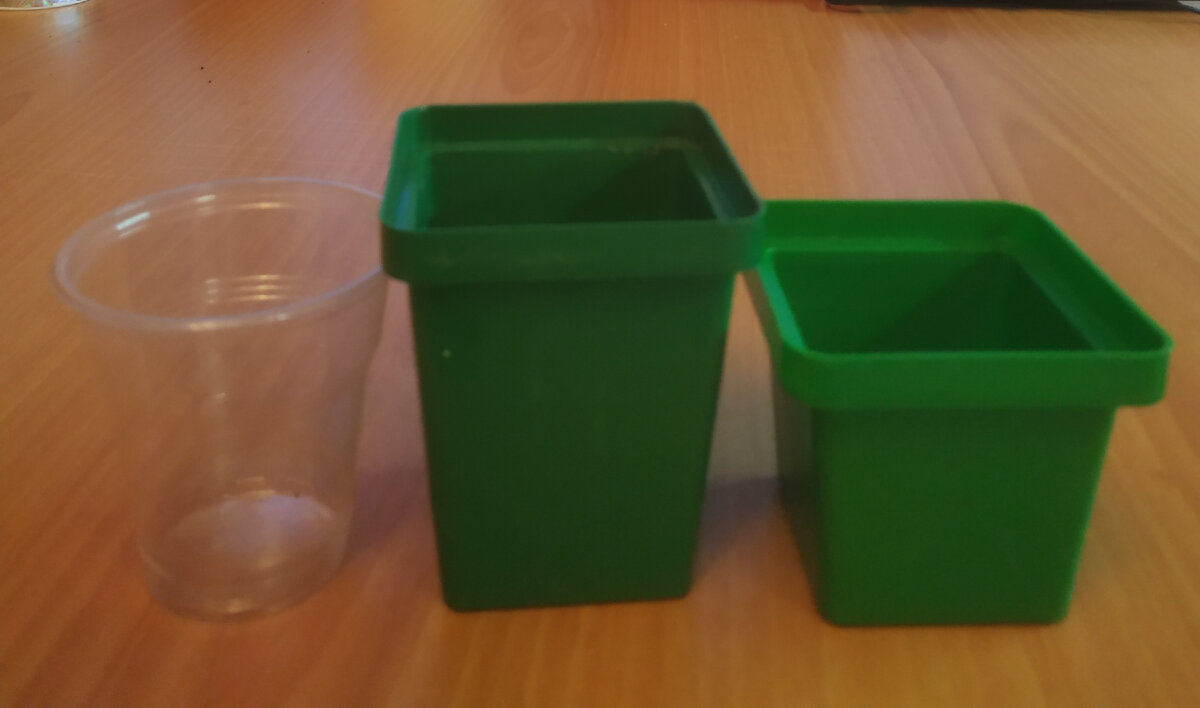 Горшки для мини фиалки при верхнем поливе в сравнении со стаканчиком 100 мл.