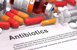 При лечении многих заболеваний предусматривается употребление антибиотиков. Открытие антибактериальных препаратов и их применение спасли немало жизней.