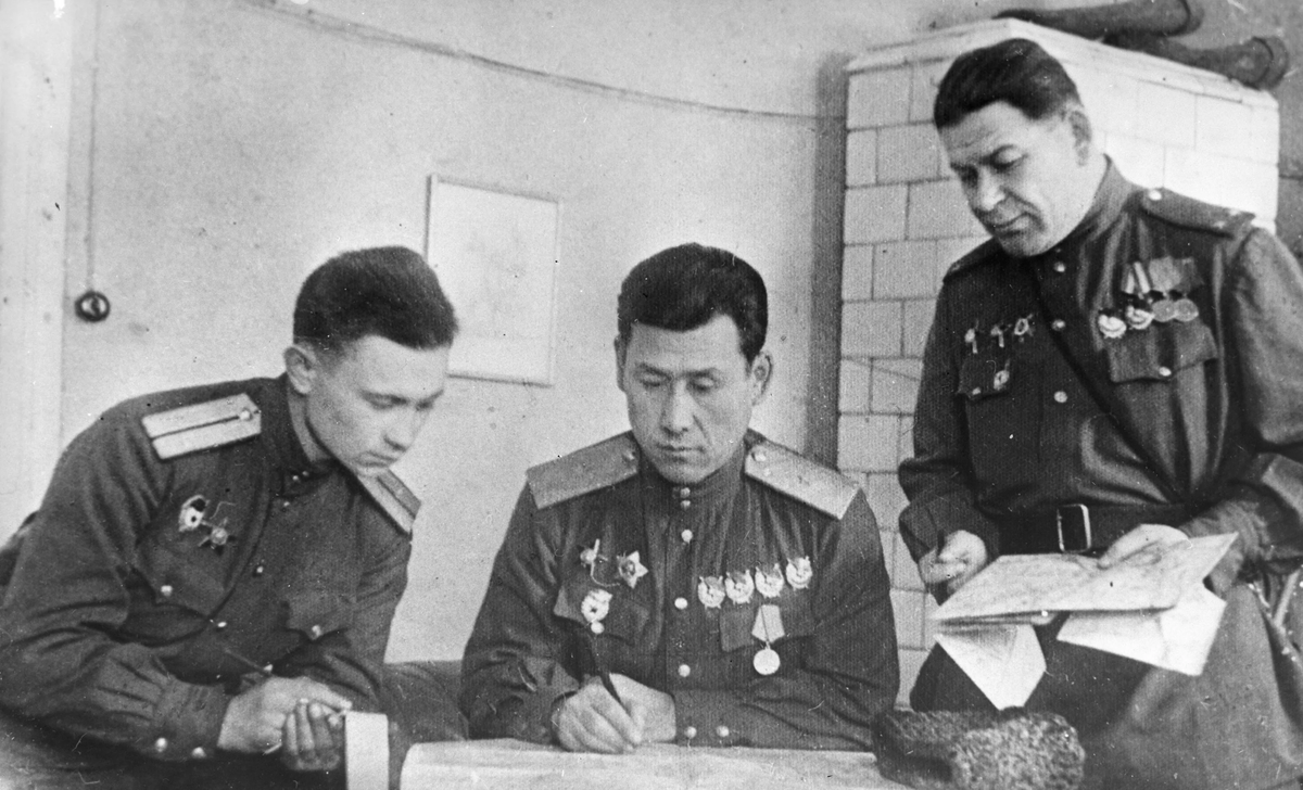 Сабир Умарович с сослуживцами(по центру). Фото взято из открытых источников