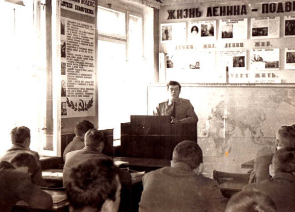 В Ленинской комнате