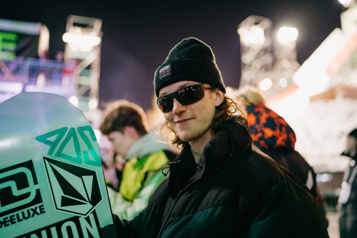 Морис Амзисс немного удивлен, что по замерзшей реке кто-то ходит или ездит на машине