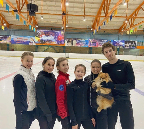 Майя Хромых, Алина Загитова, Дарья Усачева, Софья Акатьева, Камила Валиева и Морис Квителашвили - команда ТШТ.