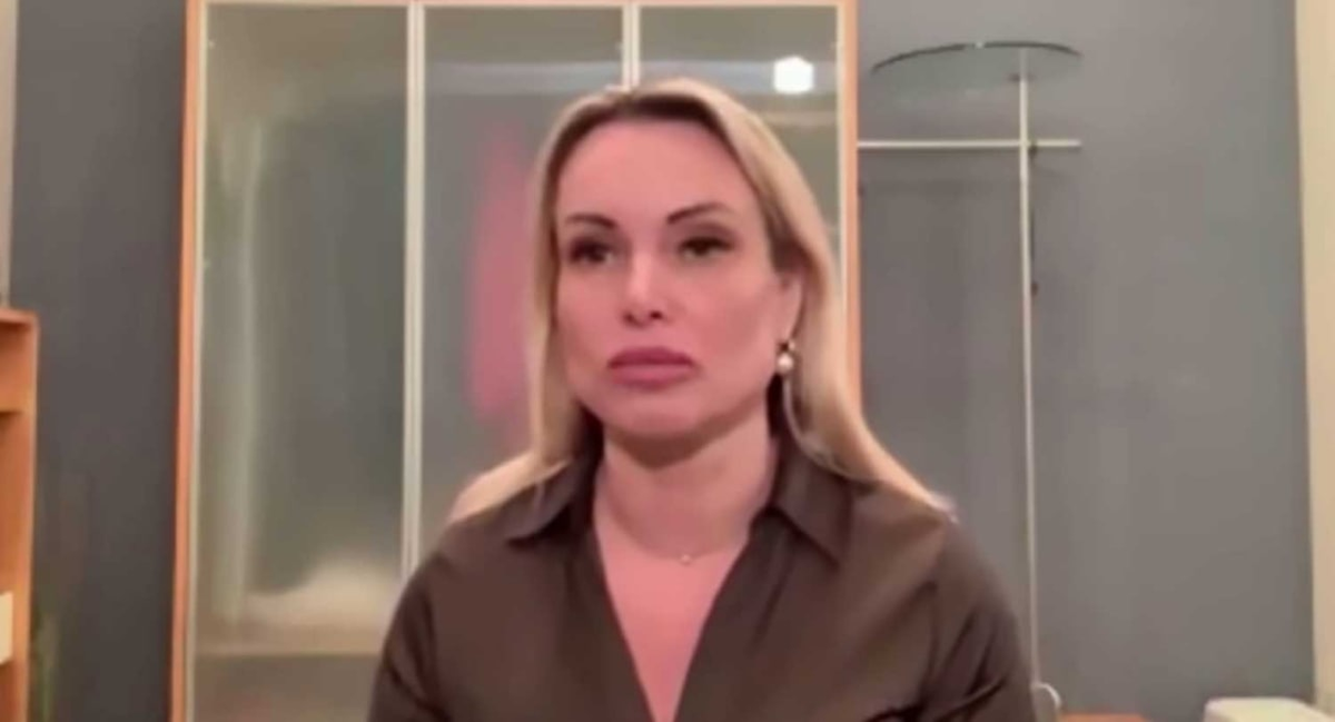 марина овсяникова первый канал. прямой эфир первый девушка. женщина с плакатом в новостях на первом канале. эфир 1 канала. марина овчинникова 1 канал.