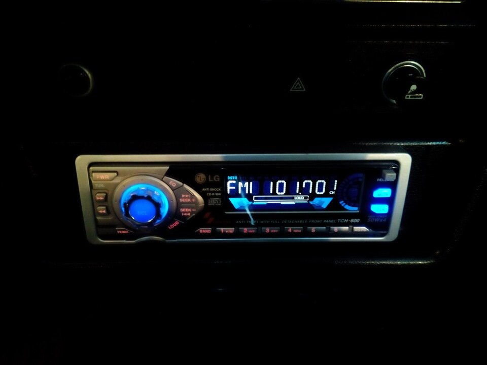 Иногда простые старые автомагнитолы хорошо ловят радио, а современные мультимедийные головные устройства - не очень