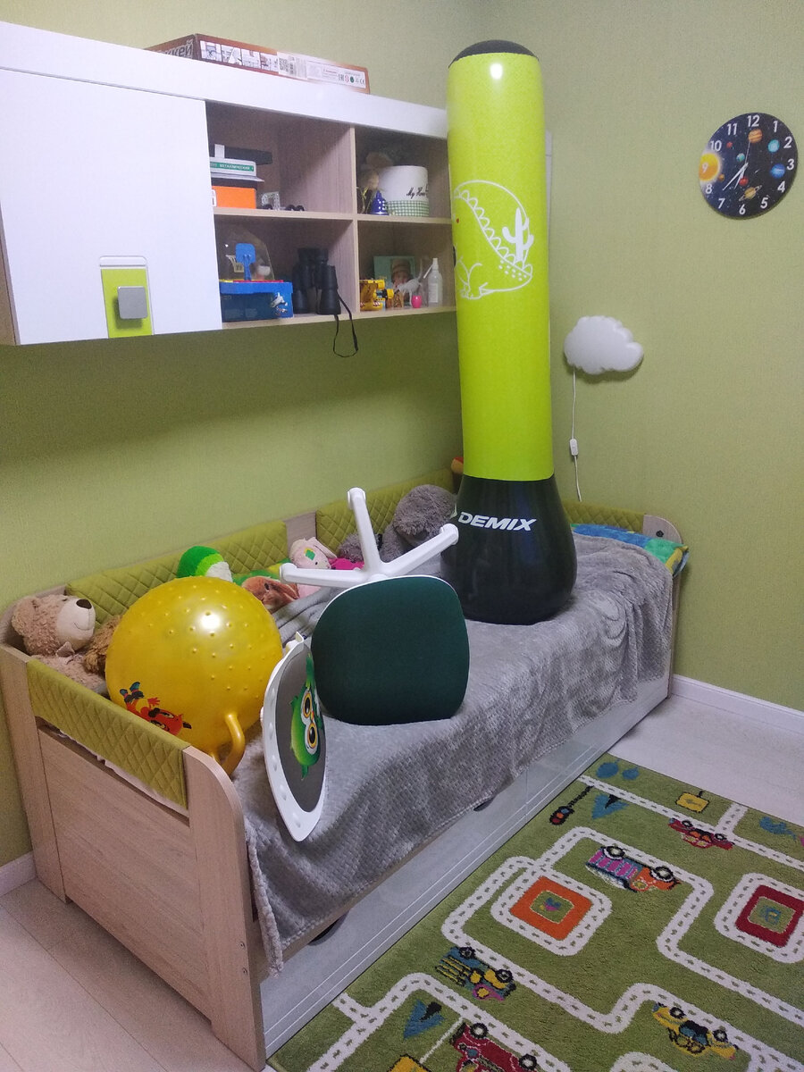 Поднять грушу, стул и фитбол в детской