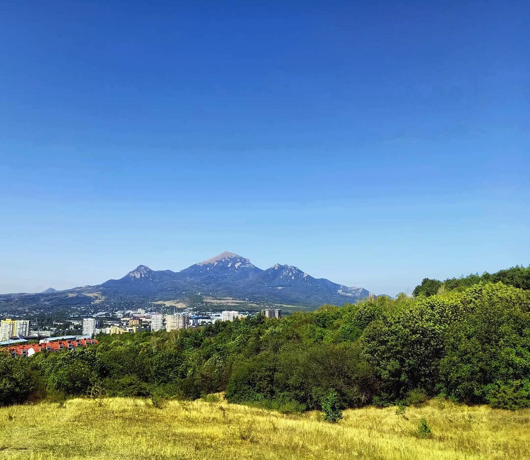 Вид на Бештау с горы Машук