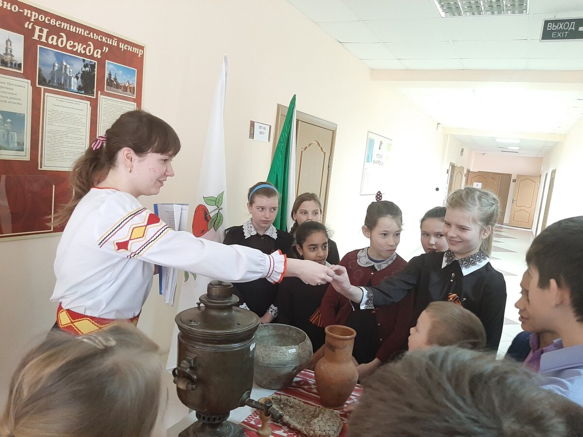 Вручение сладостей за правильные ответы