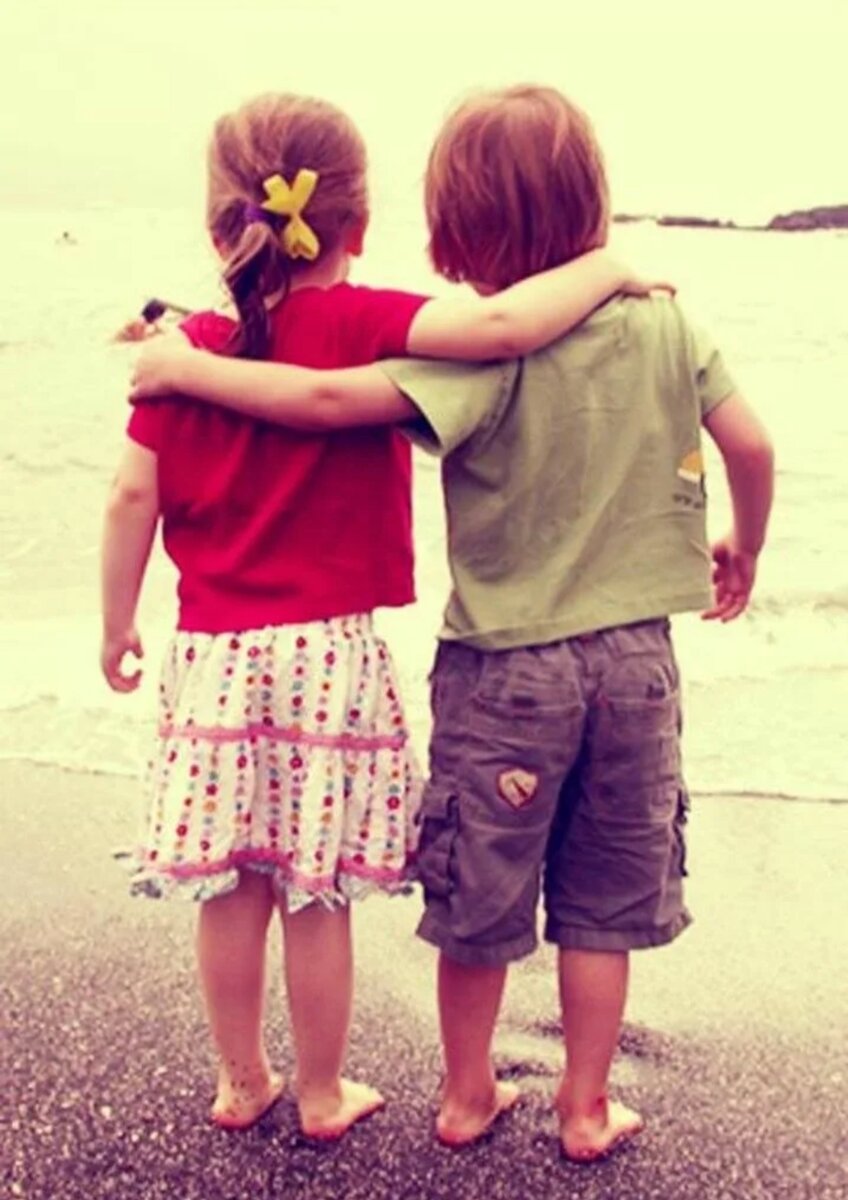 Мотиватор про объятия. Настоящие друзья. Фото о дружбе и друзьях. Теплые отношения. Парень и девушка обнимаются зима.