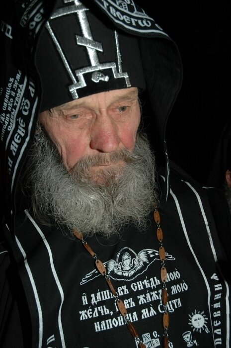 Люди считают, что «через него говорил и говорит Бог!». Источник: https://prepodobnii.org/velikoshimniki.html