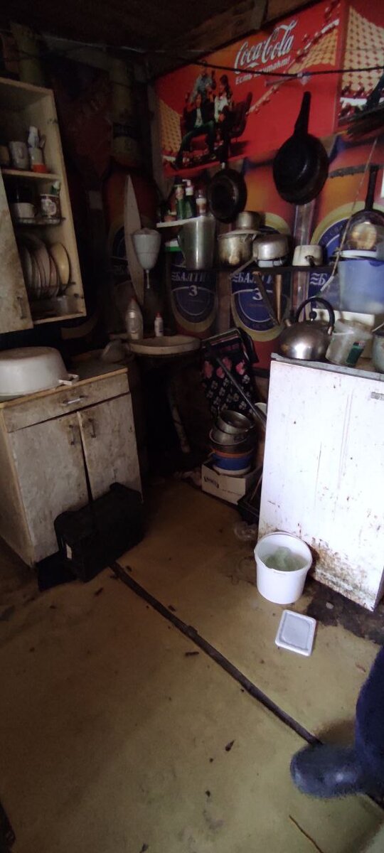 Веранда "до". Заросшая ненужной посудой, пылью и с одиноким рукомойником.