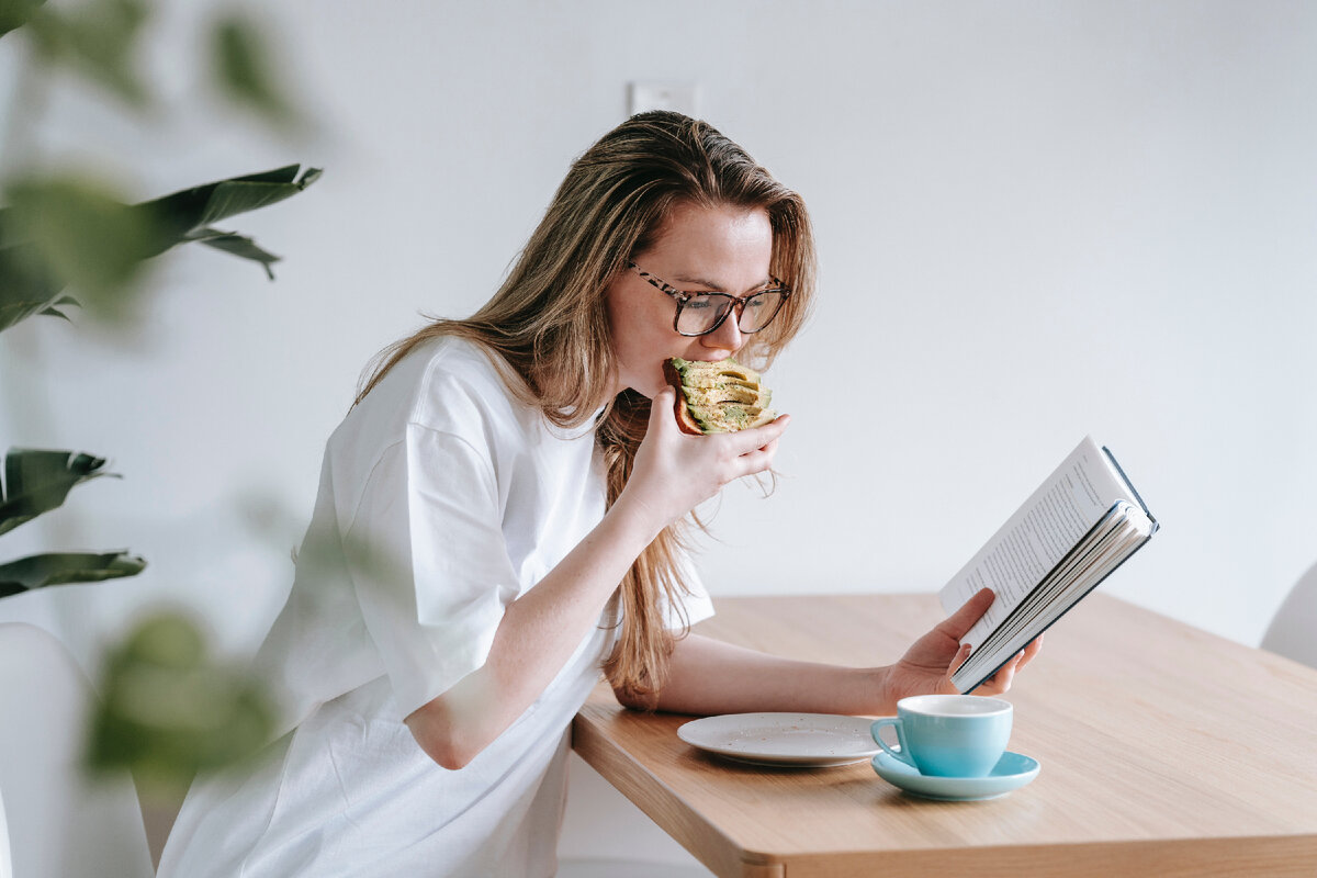 «Тройную Омега-3» можно добавить к завтраку или ужину — капсулы рекомендуют принимать во время еды [7] Так полезные вещества усваиваются лучше, чем на голодный желудок