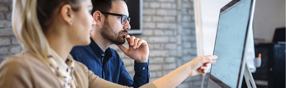 усталый человек за компьютером. архитектор или программист. программист сложная работа. программист. специалисты it-сферы.