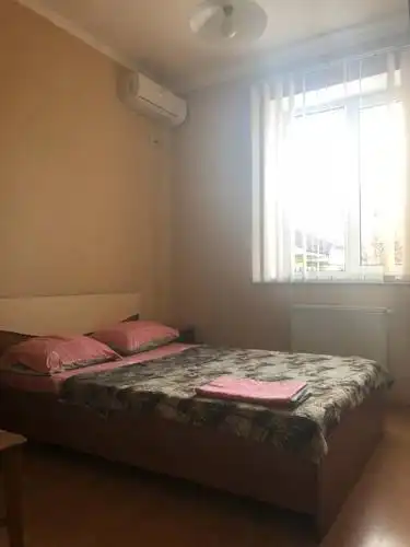 Это самая приличная фотография, взято отсюда https://tropki.ru/rossiya/krym/simferopol/0694307-mini-hotel-krym#room                Остальные фото еще более расплывчатые, извините