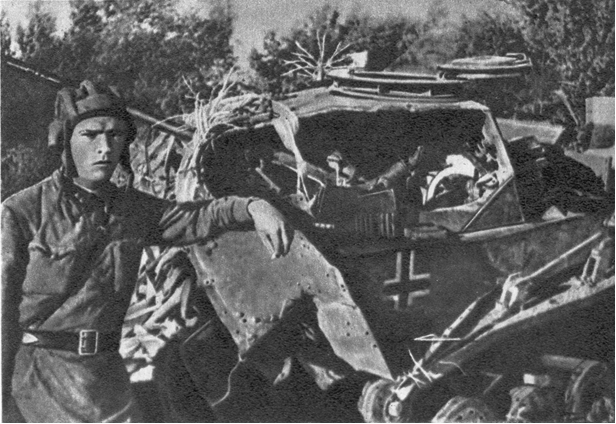 Младший политрук Четвертнев у подбитого им немецкого танка. Из книги Москаленко К.С. На юго-западном направлении. Книга 1. - М.: Воениздат МО СССР. 1976.