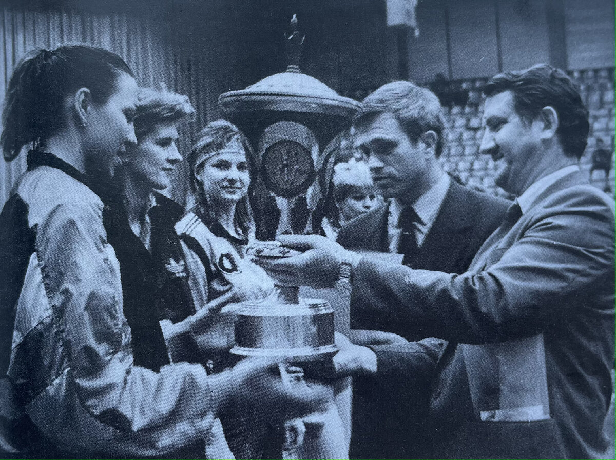 «Ростсельмаш» — чемпион СССР. Геннадий Очеретин (судья финала) и Борис Кабаргин (директор областного спортивного департамента) вручают трофей Наталье Морсковой, Ирине Куприяновой, Виктории Губа, Ирине Шириной. Ростов-на-Дону, 1990

Фото: «Команда гандбольной мечты», А. Люля, Н. Акопов, 2016г.