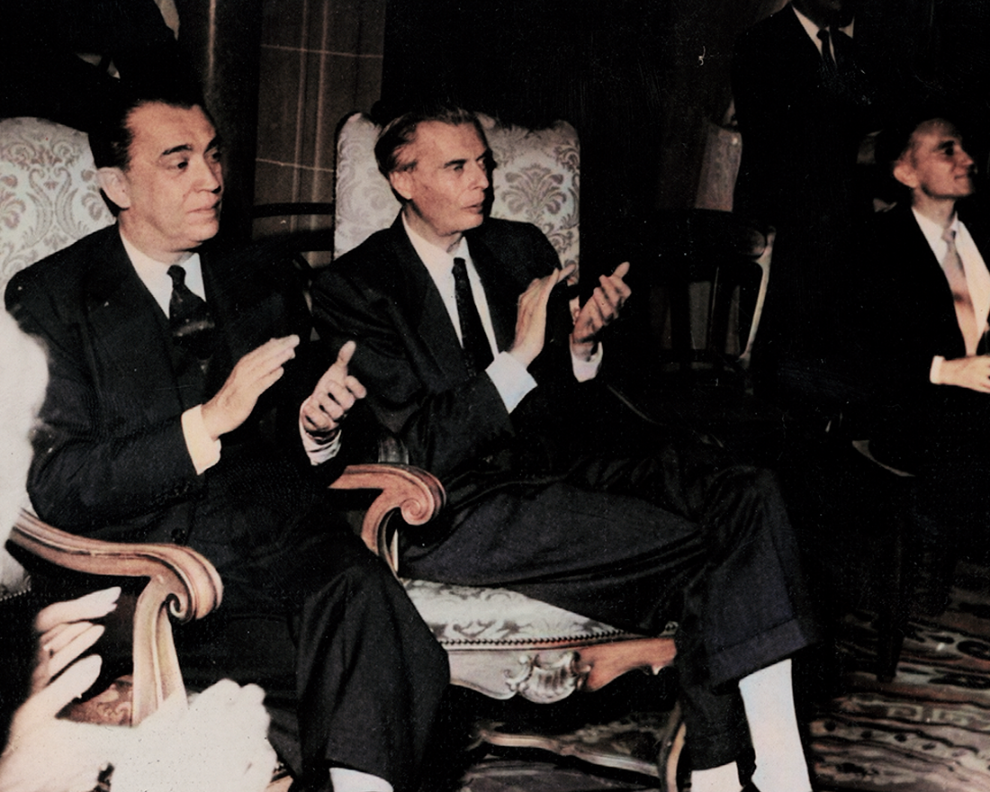 2. О́лдос Ле́онард Ха́ксли — английский писатель, фантаст. Автор известного романа-антиутопии «О дивный новый мир» и основных идей ряда массовых движений XX века