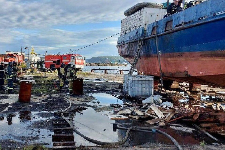     Причины пожара устанавливаются. Фото: vk.com/mchs_murmansk