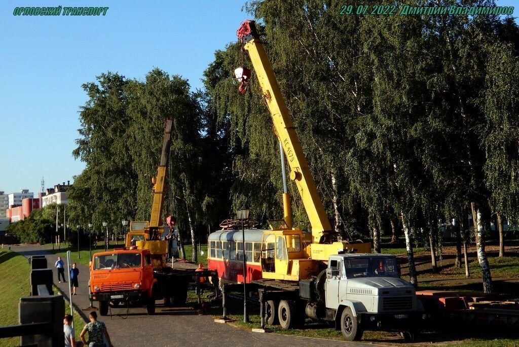 Разгрузка вагона в парковой зоне, фото Дмитрий Владимиров