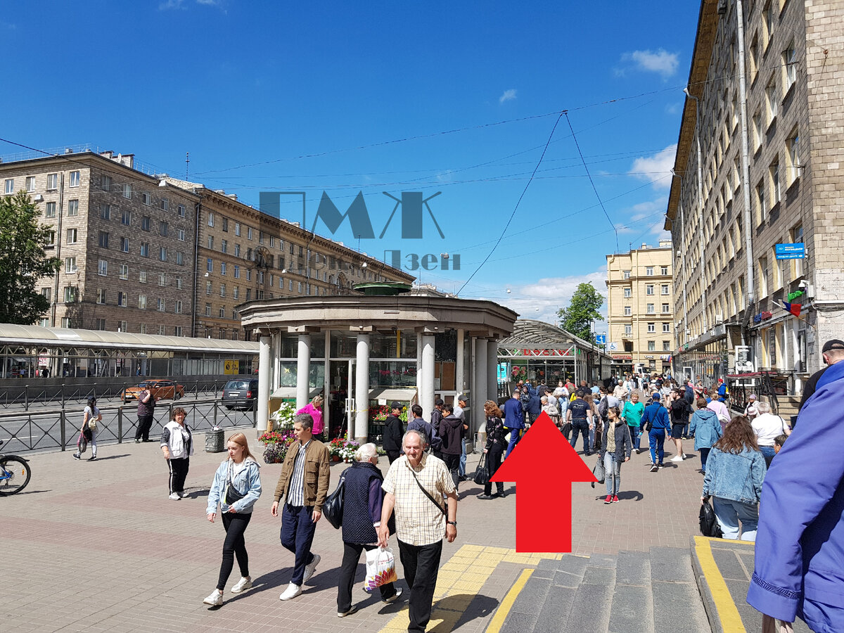 После выхода из метро поворачиваете направо и ныряете вниз в подземный переход. По стрелке будут ступени, а если вам нужен пандус, то следует пройти чуть дальше