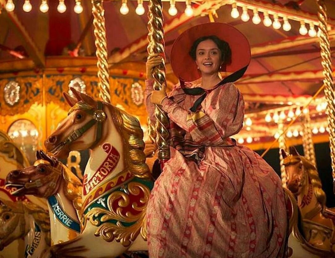 Ярмарка тщеславия ребекка. Ярмарка тщеславия фильм 2018. Ярмарка тщеславия сериал 2018. Уильям мейкпис теккерей ярмарка тщеславия. Уильям доббин ярмарка тщеславия 2004.