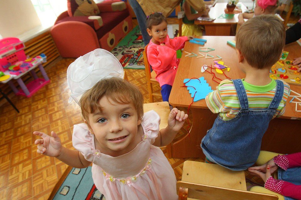     Гражданам недружественных стран могут запретить усыновлять и брать под опеку детей-сирот из России. Андрей КАРА