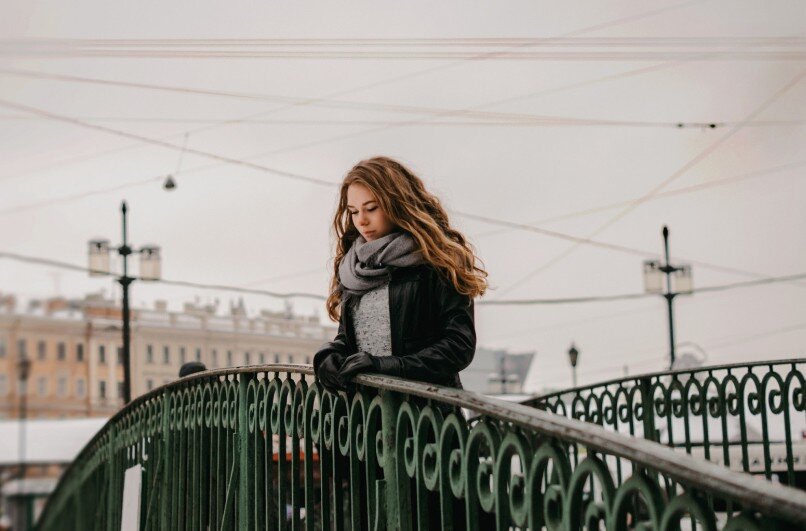 Нырнуть бы туда, и конец... думала Вика