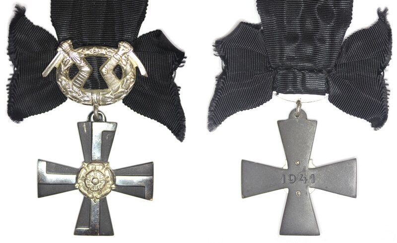 Крест Скорби образца 1941 года (знак Креста Свободы IV класса на чёрной ленте). Знак ордена изготовлен из железа и покрыт чёрной эмалью. Лучи свастики посеребренные