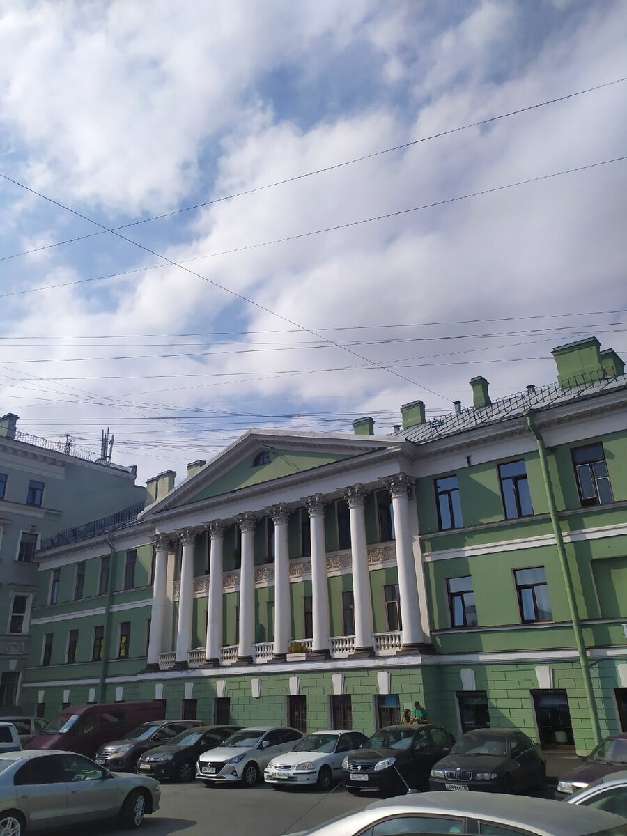 Вид на дом с набережной реки Фонтанки