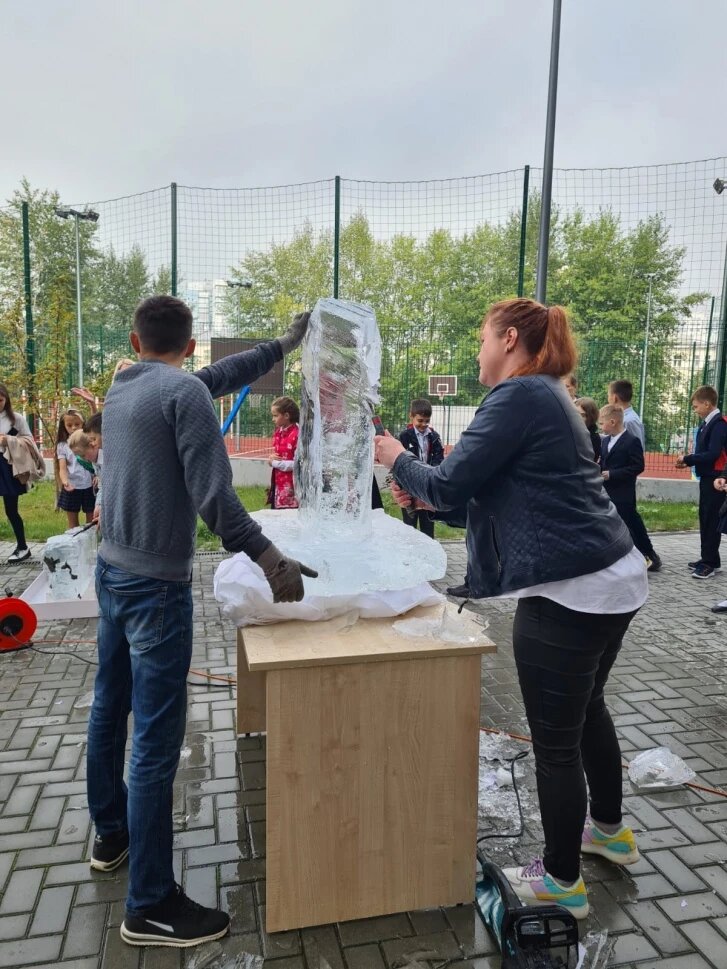 А это ученики школы №1 на традиционной линейке разрезали лед