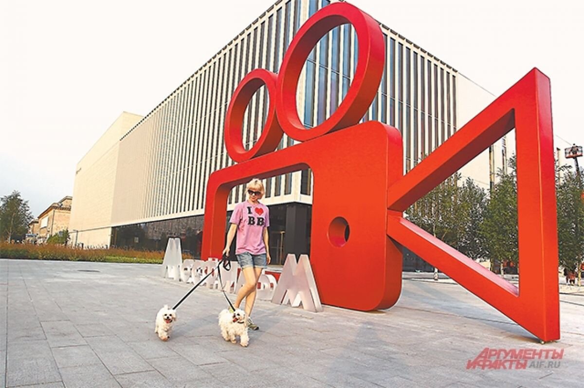    Время первых. Теперь на «Мосфильме» кино и снимают, и показывают