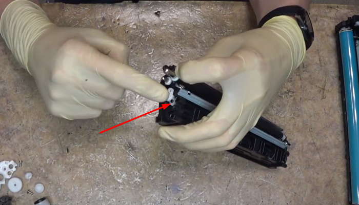 Фото 68. Устанавливаем крышку, которую снимали на фото 43