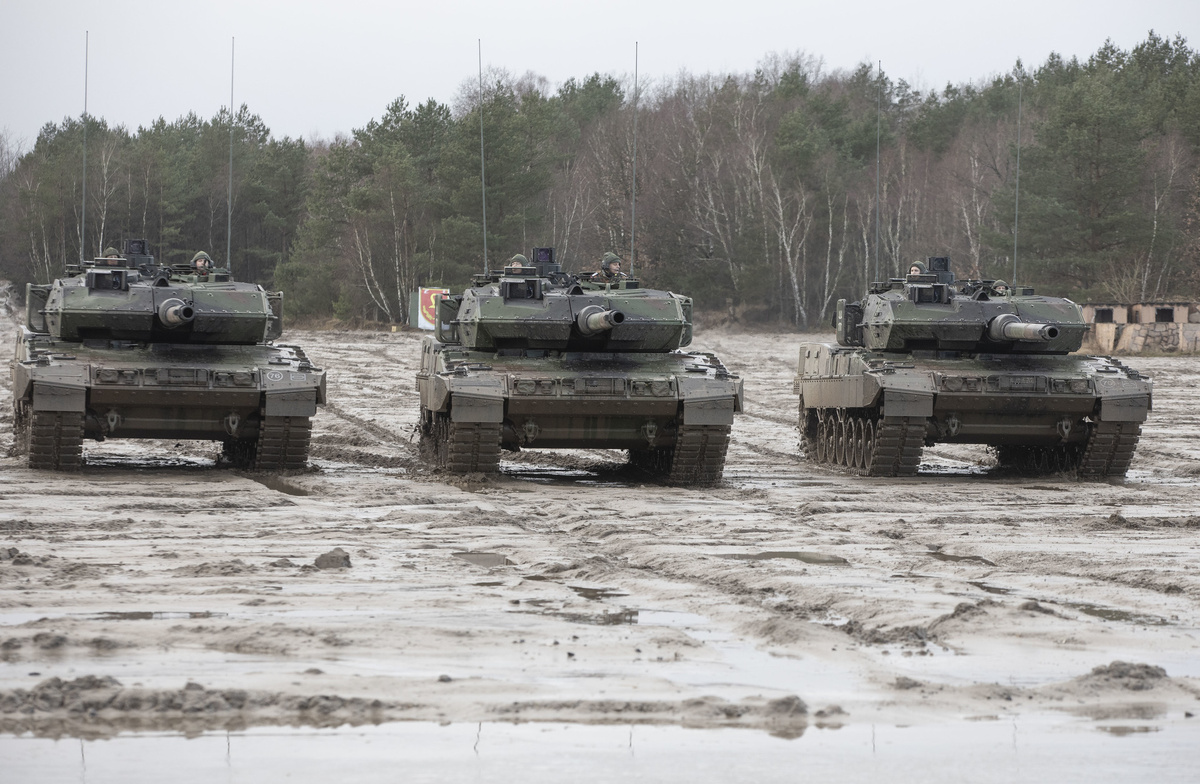     Танки Leopard 2 / Gettyimages.ru / Ulrich Baumgarten