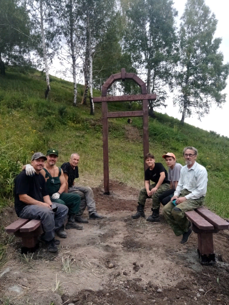 В г. Осинники облагораживают территорию у поклонного креста | Новокузнецкая  Епархия | Дзен