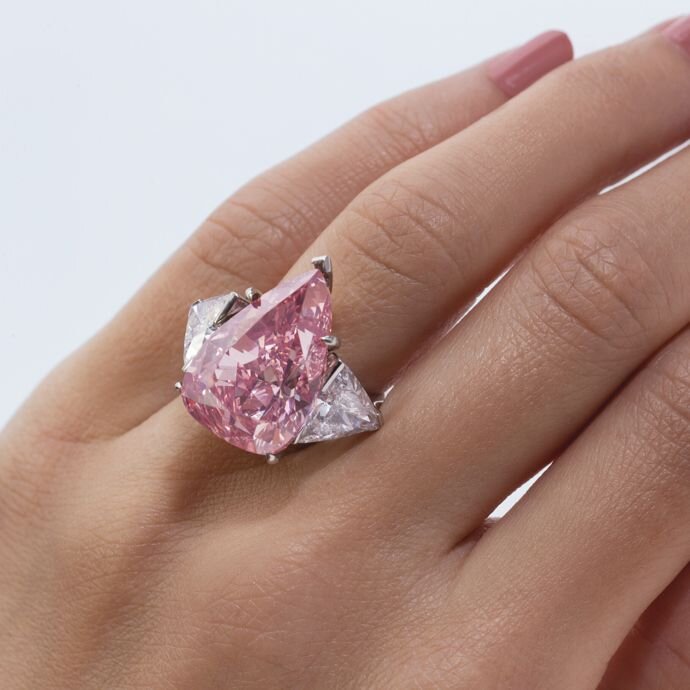 Итоговая цена бриллианта составила 28,5 млн. швейцарских франков (30 млн. долларов США) 