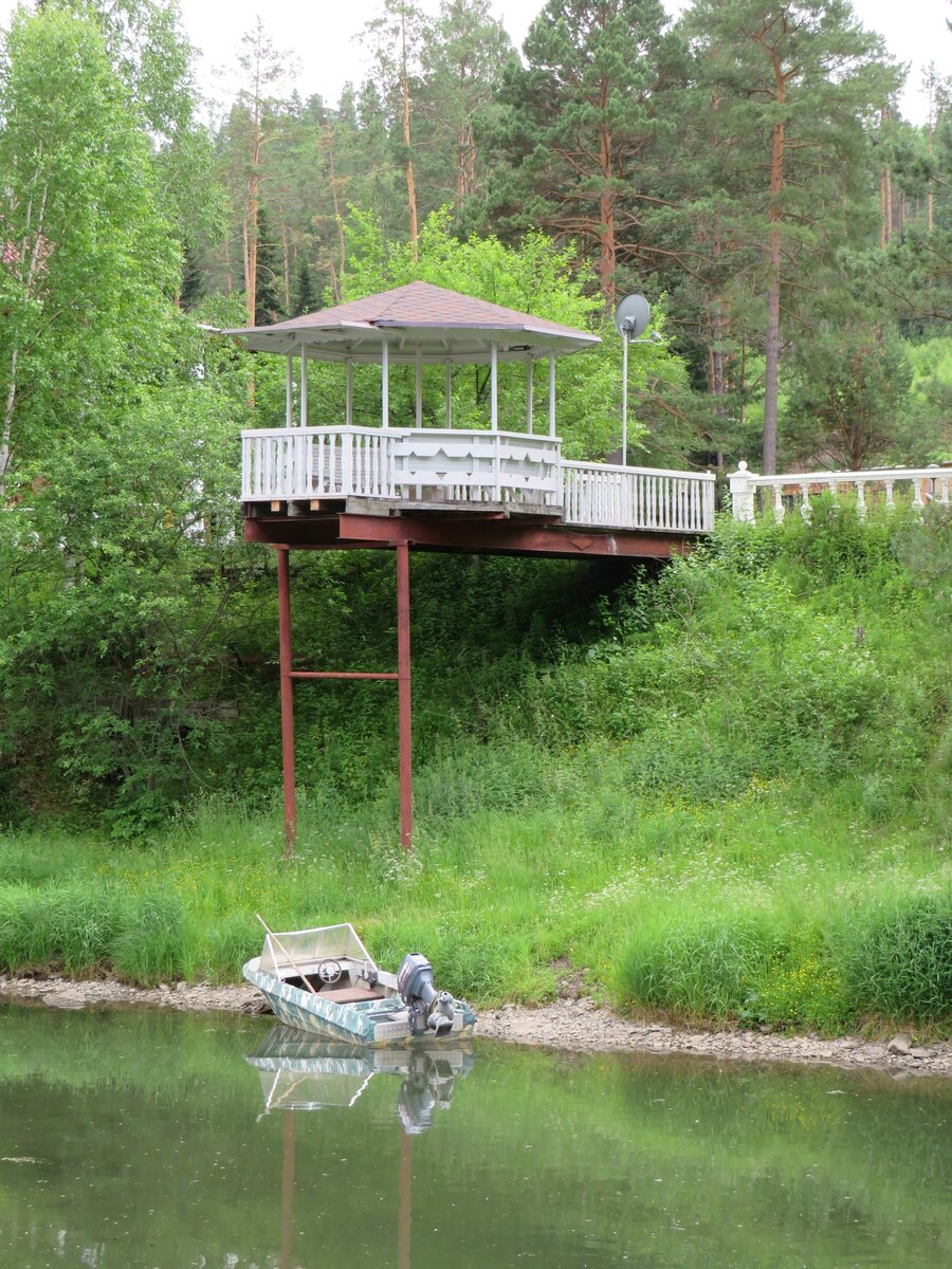 Уютная беседка, в которой хотели поужинать с роскошным видом на реку. Но под крышей оказалось изобилие ласточкиных гнез с орущими птенцами. Не стали их беспокоить. 