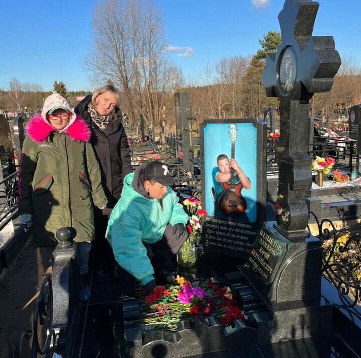    Так сейчас выглядит могила Юрия Алмазова