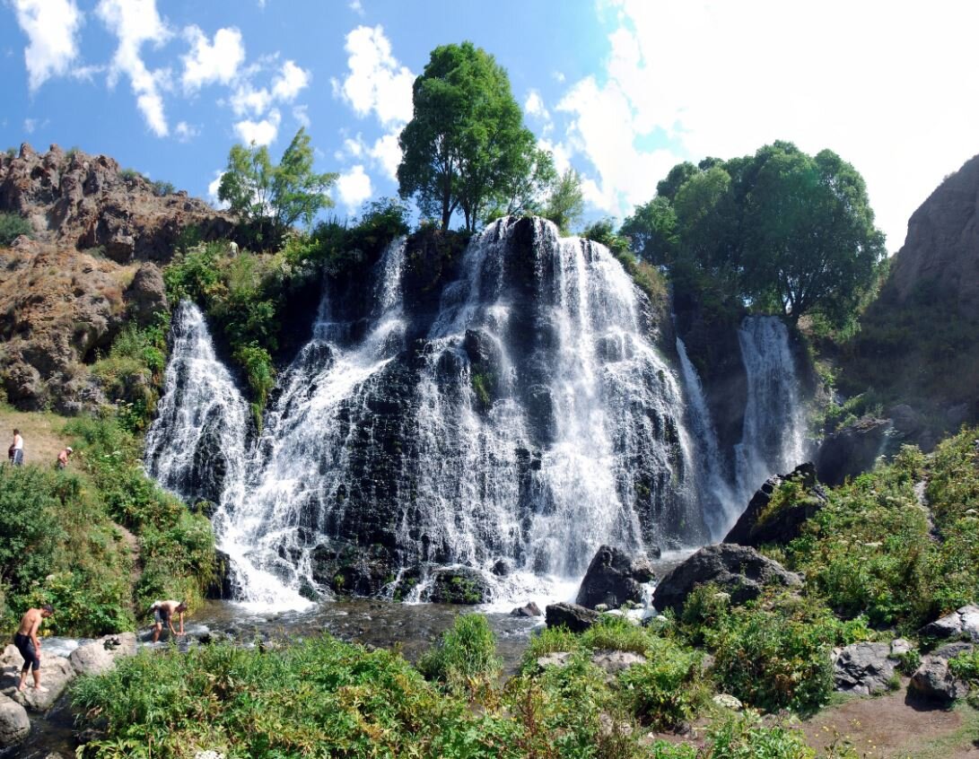 Водопад шаки армения. Шакинский водопад. Водопад шаки ереван. Шакинский водопад. Шакинский водопад.