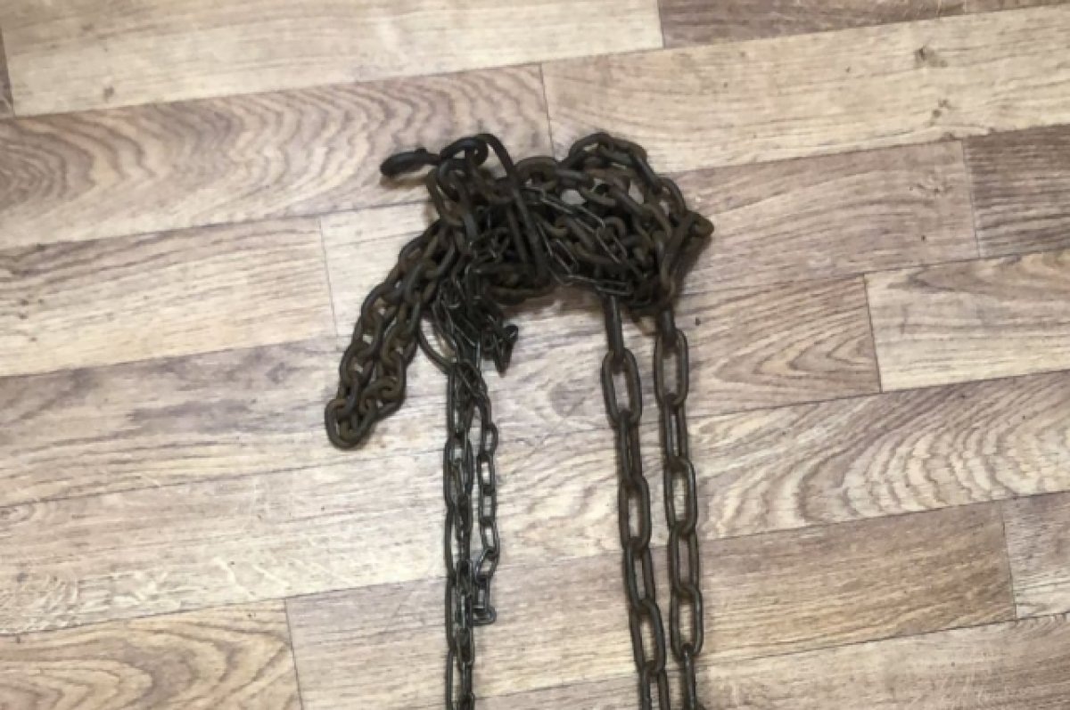    Супруги из посёлка Зелёный Бор пристёгивали металлической цепью свою 13-летнюю дочь из-за её непослушания.