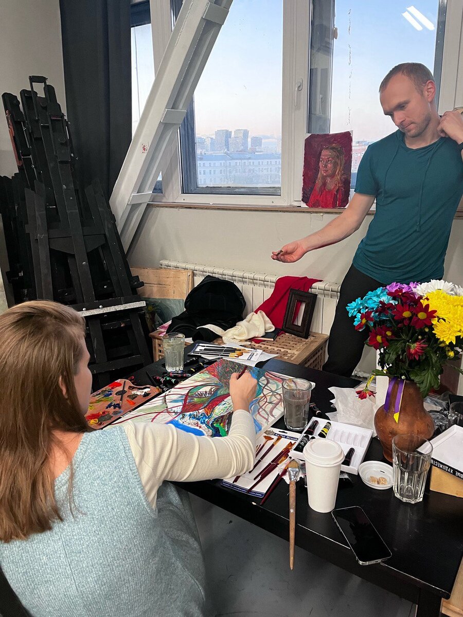 Сначала девушка проводила прямые красные линии от себя, а юноша начал их сглаживать своими цветами - в результате композиция получилась очень мягкая, но динамичная