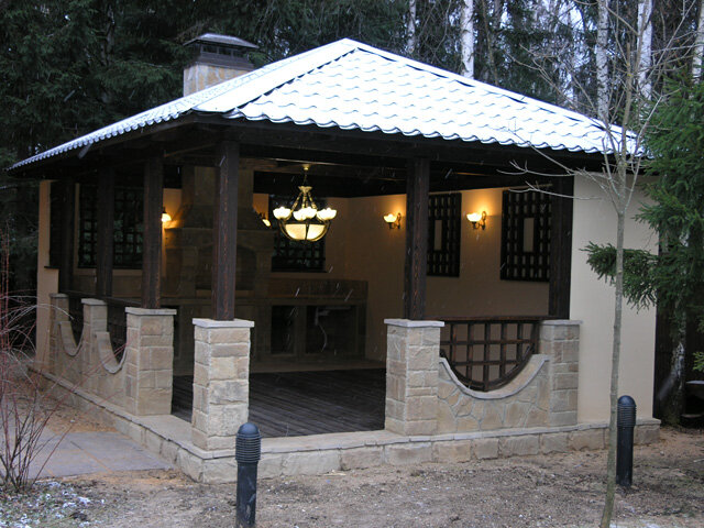  Фото капитальной постройки с мангалом