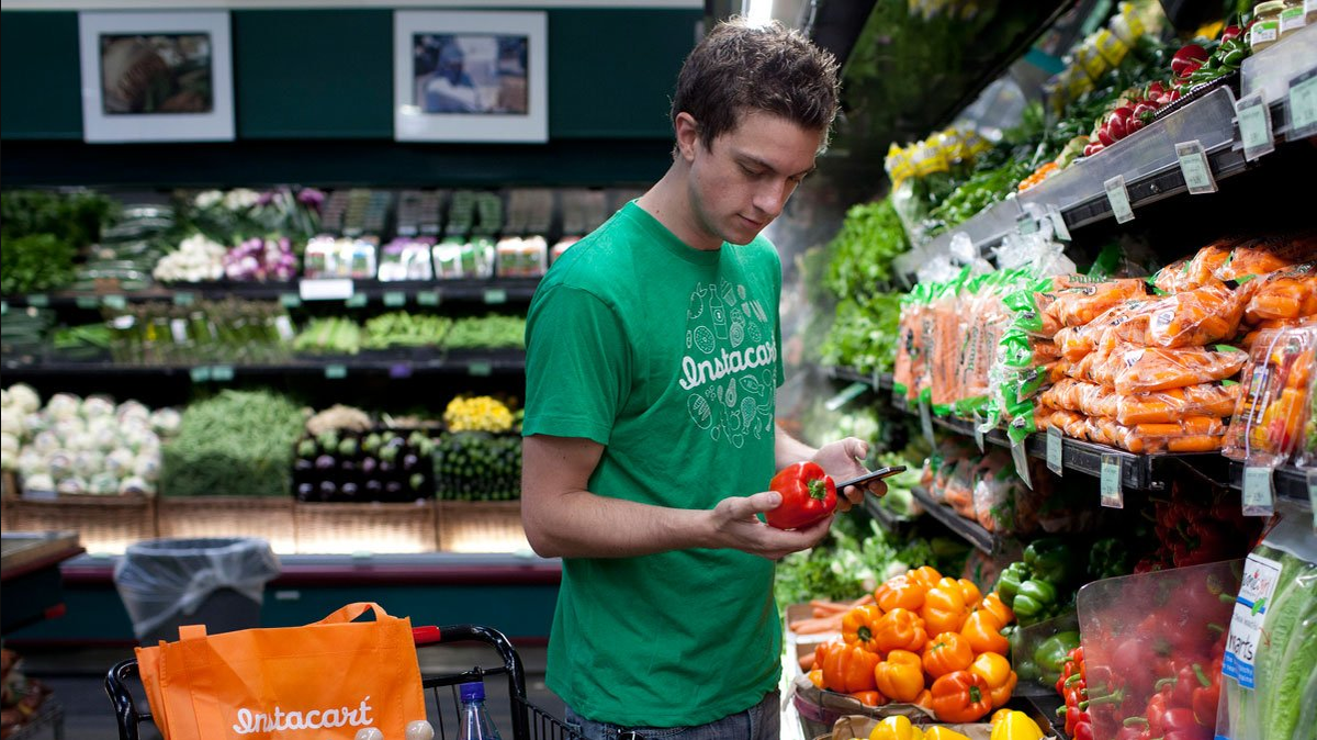 Продукты работают сейчас. Поставка продуктов питания. Супермаркет. Еда из магазина. Доставщик продуктов.