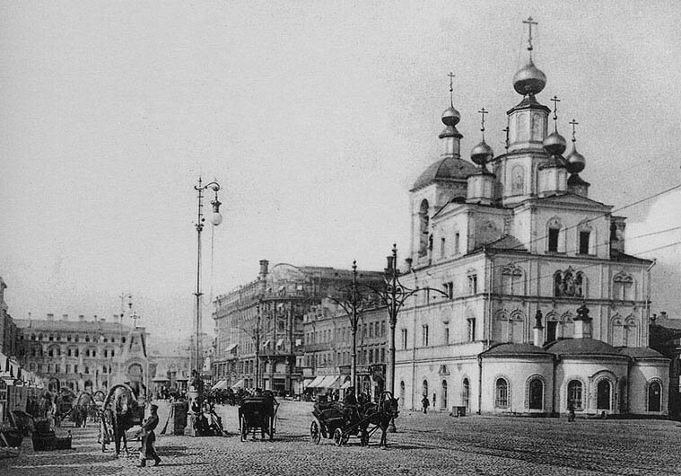 Церковь и историческая застройка, на месте которой построено здание ГД РФ. Фото: общественное достояние.