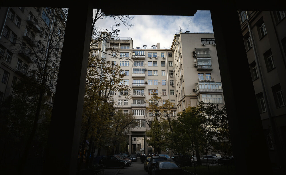 Один из трех дворов знаменитого дома по адресу: улица Серафимовича, 2 