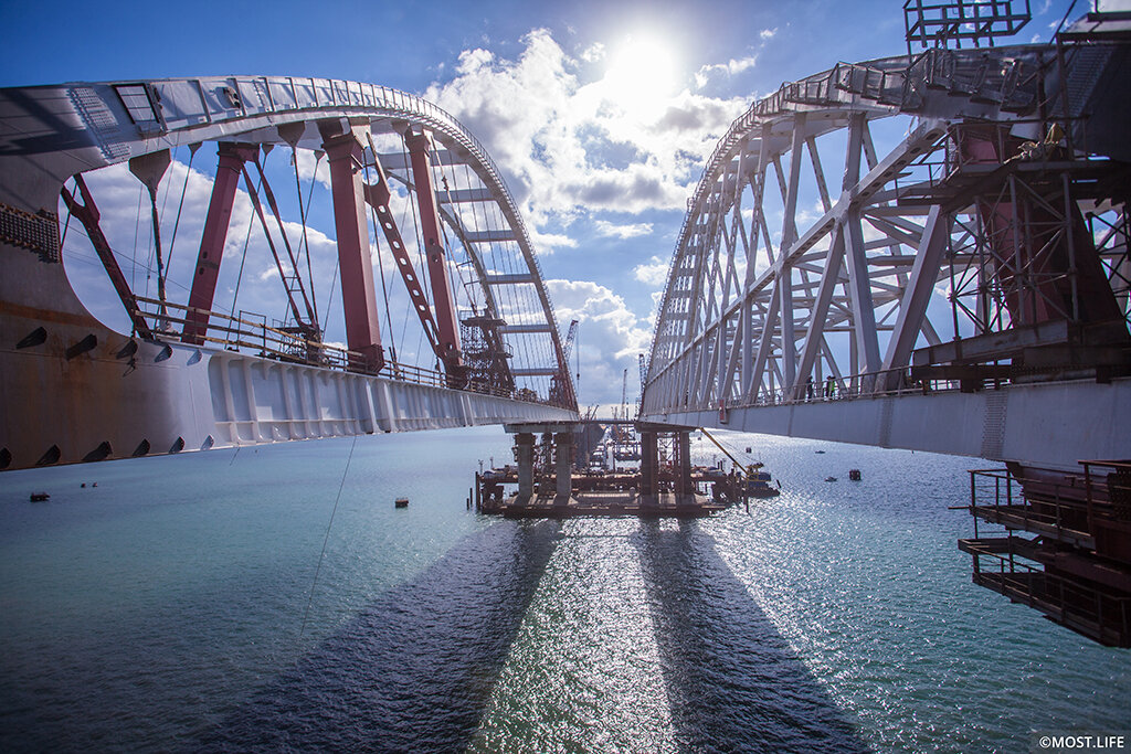 Арочные пролеты Крымского моста на фарватерных опорах. | Источник: Сайт строительства Крымского моста 