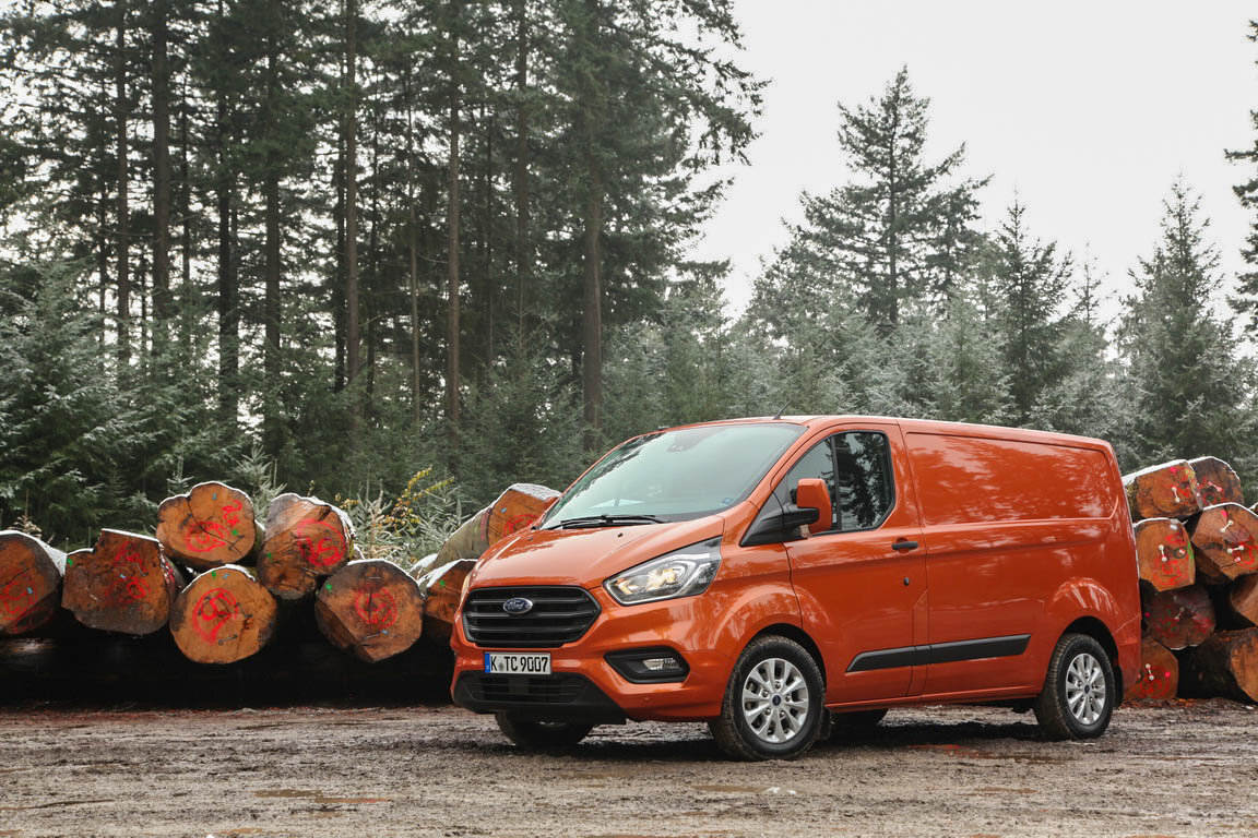 Продажи Ford Transit Custom в России невелики - с начала 2017 года по октябрь продано всего 229 фургонов. Двигатель продаж в коммерческом подразделении Ford в России является больший по размерам Ford Transit. 
