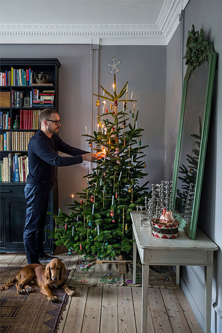 Для датского декоратора и телеведущего Shane Brox Рождество это не только душевный семейный праздник, но и любимое время в его творческой деятельности — в этот период он часто оформляет декорации для