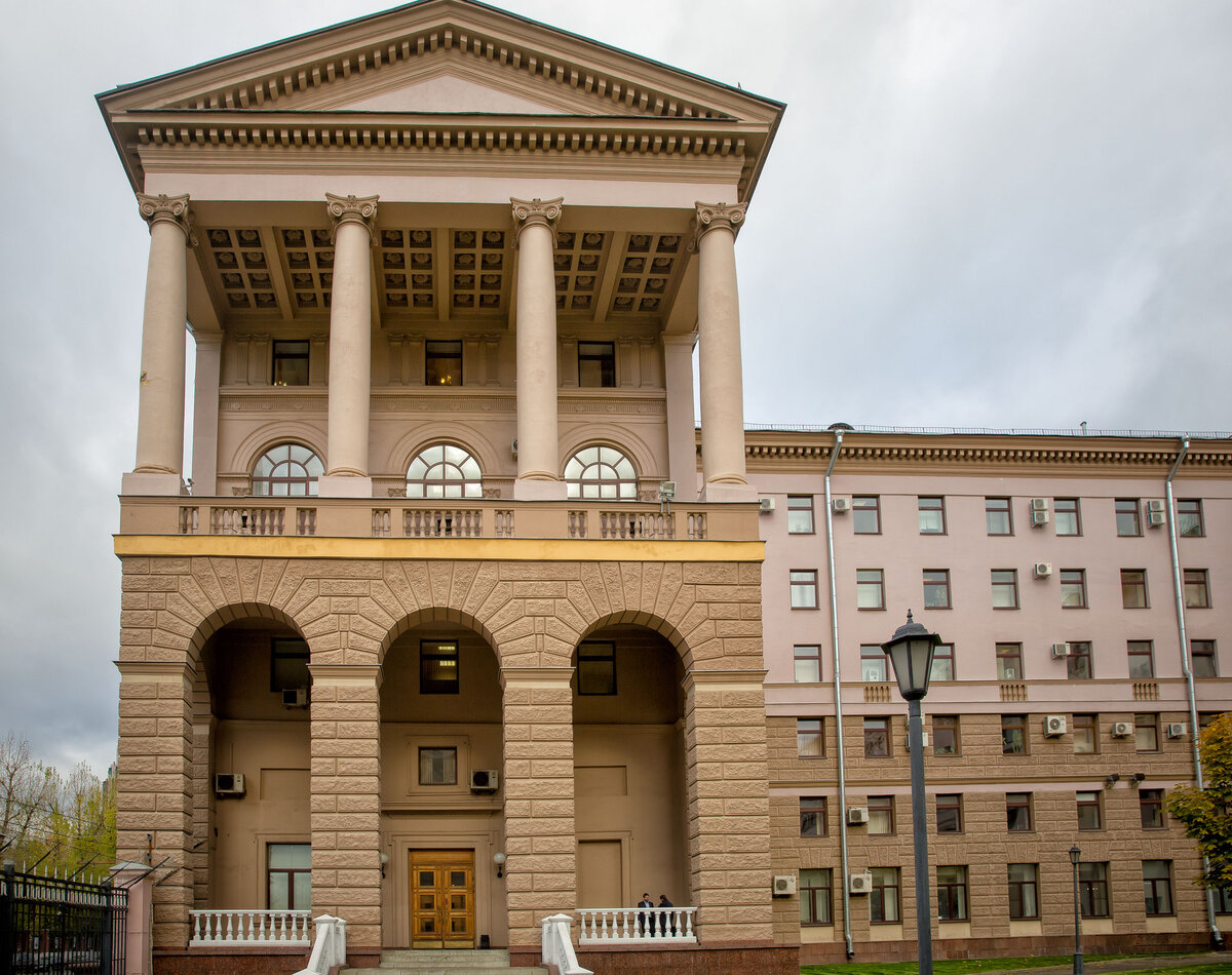 Здания г москвы. Здание Мура Петровка 38. Петровка 38 улица в Москве. Здание Петровка 38 Москва. Здание Петровки 38.