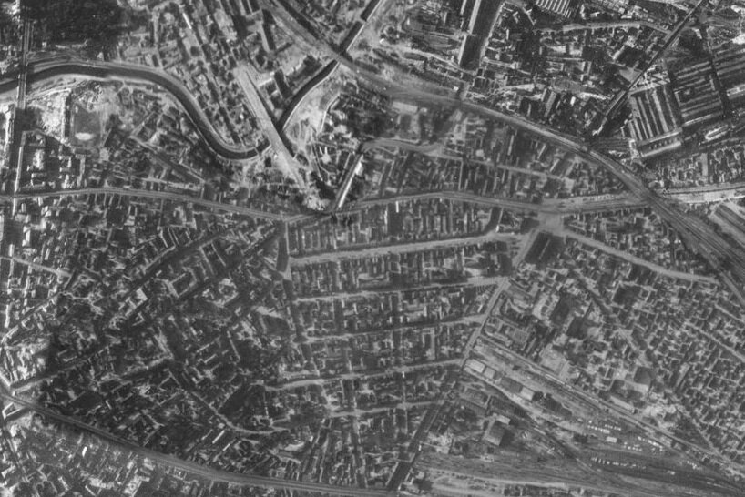 Очень хорошо видно, нетипичную прямолинейную и перпендикулярную застройку Рогожской слободы