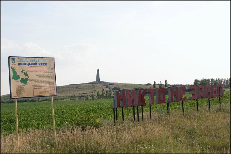 вот это поле,правда тут кукуруза растет,а тогда оно было просто вспахано и накатана дорога .